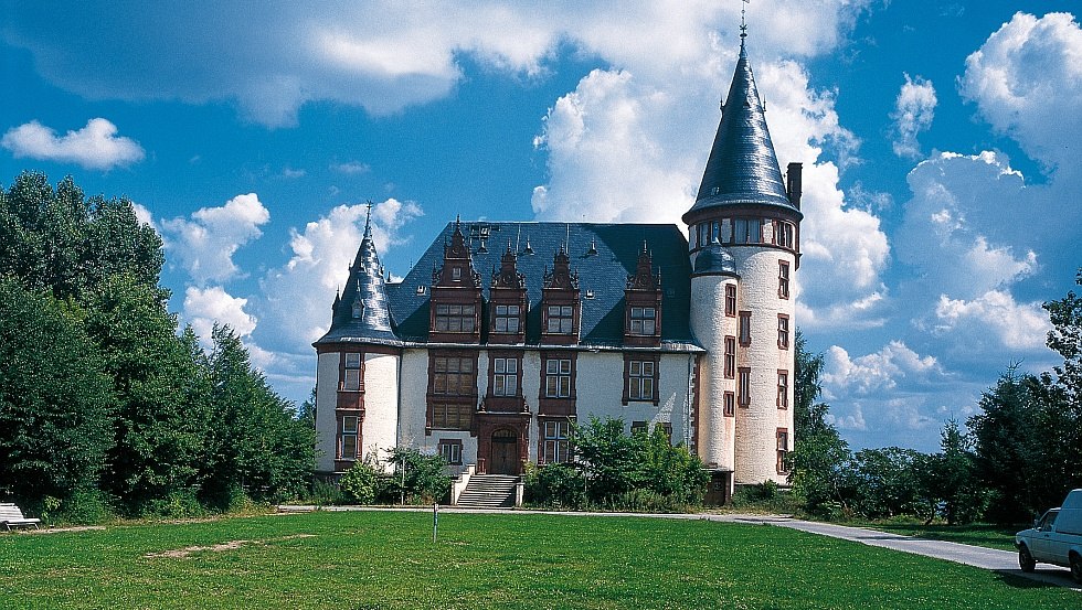Kasteel Klink, gebouwd in neorenaissancestijl, wordt nu gebruikt als hotel // © MV-T/Topel Kasteel Klink, gebouwd in neorenaissancestijl, wordt nu gebruikt als hotel // © MV-T/Topel
