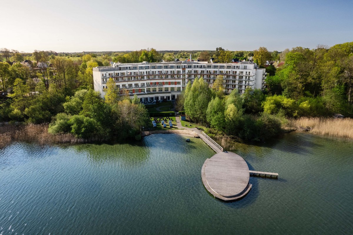 Widok hotelu z zewnątrz z plażą i platformą kąpielową, © Seehotel Fleesensee Widok hotelu z zewnątrz z plażą i platformą kąpielową, © Seehotel Fleesensee