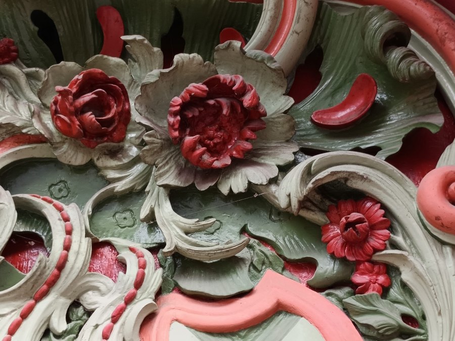 Baroque carving on a front door at Heilgeiststraße 94, © Wolf Thormeier