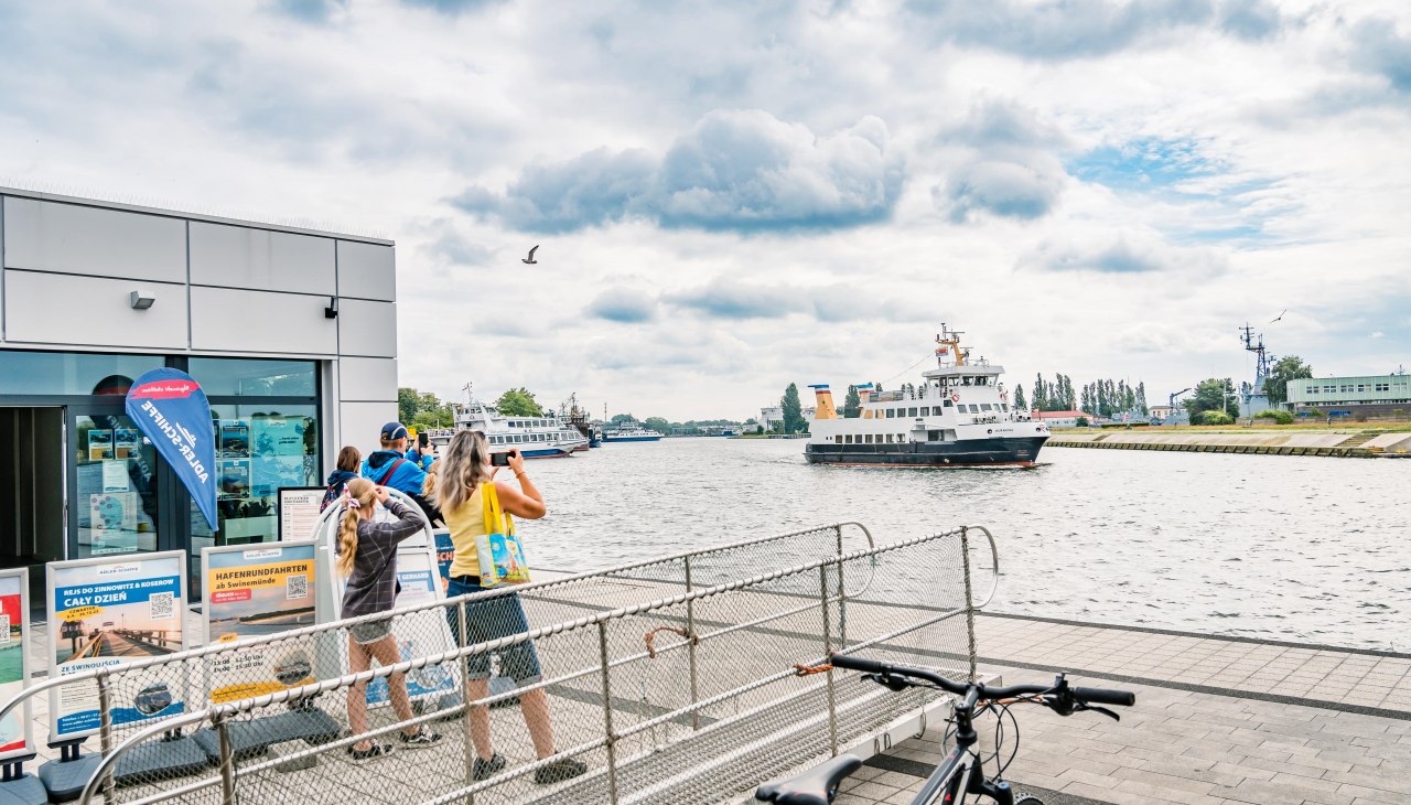 De "MS" Baltica van de Adler-vloot meert aan in de haven van Swinemünde, waar al enkele gasten op je wachten., © Sven Lewerenz De "MS" Baltica van de Adler-vloot meert aan in de haven van Swinemünde, waar al enkele gasten op je wachten., © Sven Lewerenz
