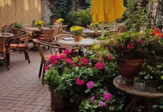 The idyllic courtyard garden at Caf&eacute; K&uuml;pper. // &copy; G&uuml;strow-Information