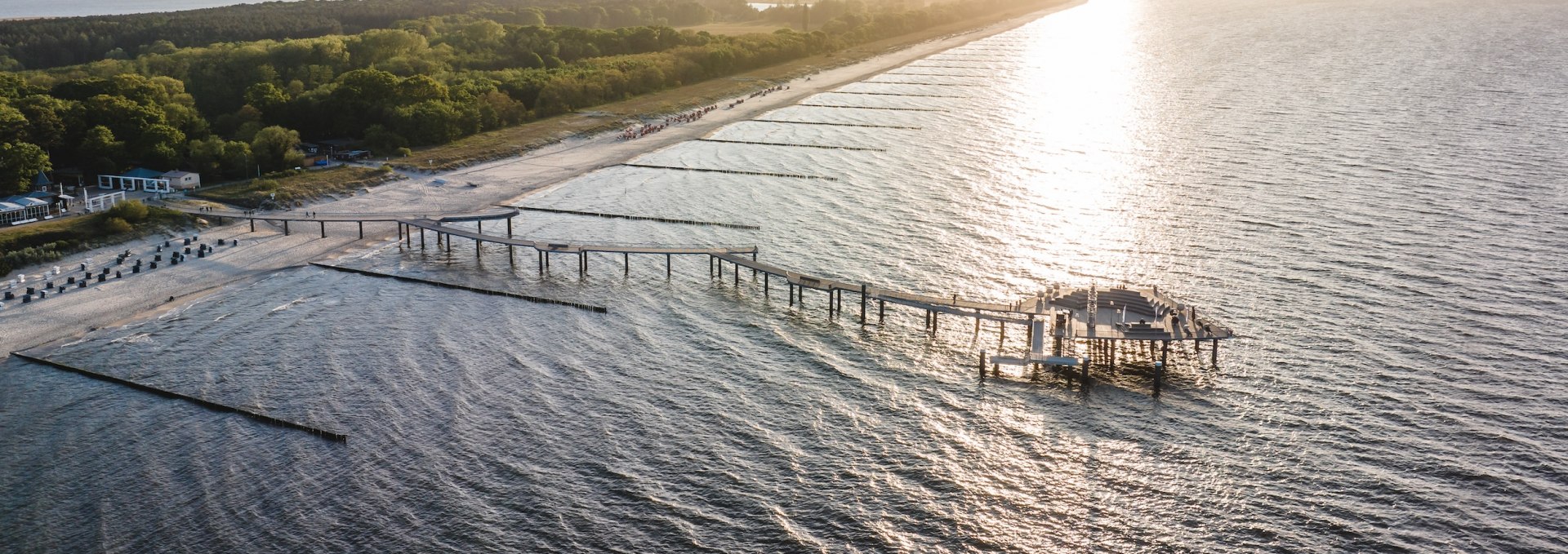 De houten pier in Koserow werd pas in 2021 geopend. Je kunt er 280 meter de Oostzee op lopen. Op het uitkijkplatform worden af en toe evenementen gehouden., © TMV/Gross