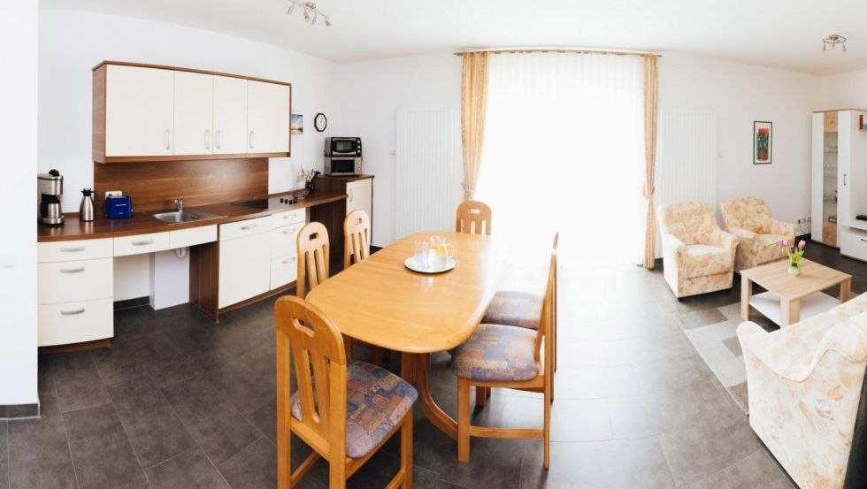 Aneks kuchenny przystosowany do w&oacute;zk&oacute;w inwalidzkich może być z łatwością używany przez osoby poruszające się na w&oacute;zkach inwalidzkich., &copy; S. Dr&ouml;se/Patrick Lipke