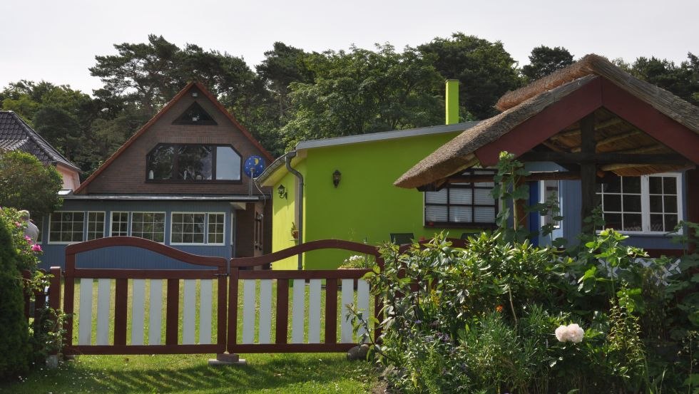 Uitzicht op de vakantiewoningen vanuit de tuin, © Bärbel Ahrens