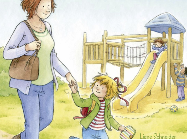 Conni und ihre Mutter gehen zusammen zum Kindergarten. Sonni hält ihre Hand. Im Hintergrund sind Kinder auf einem Klettergerüst abgebildet. // © Stadtbibliothek Stralsund Conni und ihre Mutter gehen zusammen zum Kindergarten. Sonni hält ihre Hand. Im Hintergrund sind Kinder auf einem Klettergerüst abgebildet. // © Stadtbibliothek Stralsund