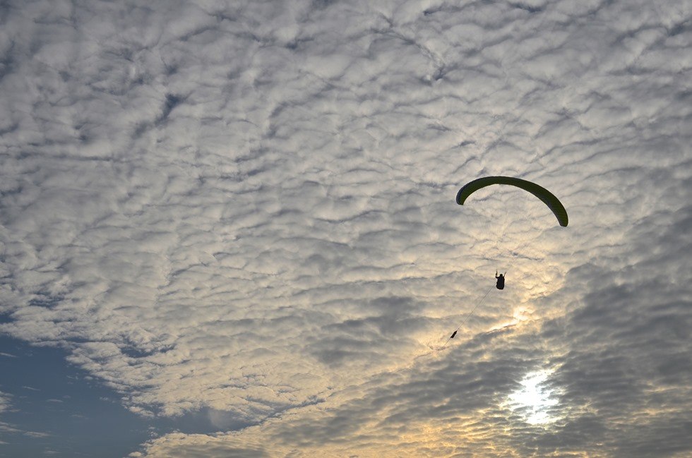 First flight on the winch rope, &copy; Norddeutsche Gleitschirmschule GmbH
