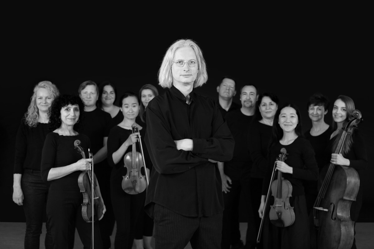 Conductor J&uuml;rgen Bruhns with orchestra, &copy; Soani Guigand
