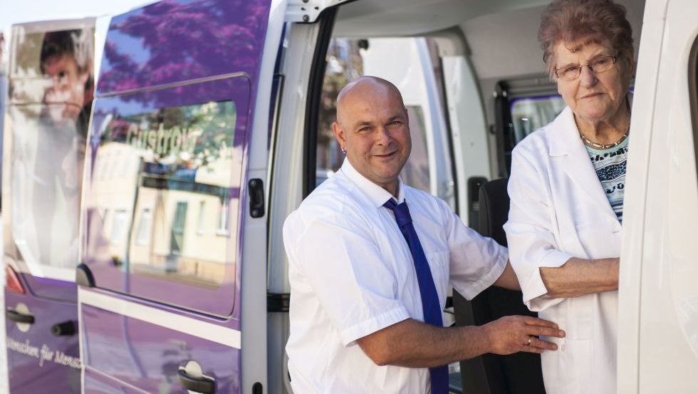 Bezpiecznie do celu dzięki usłudze transportowej Diakonie. // © Jörn Lehmann Photograph Bezpiecznie do celu dzięki usłudze transportowej Diakonie. // © Jörn Lehmann Photograph