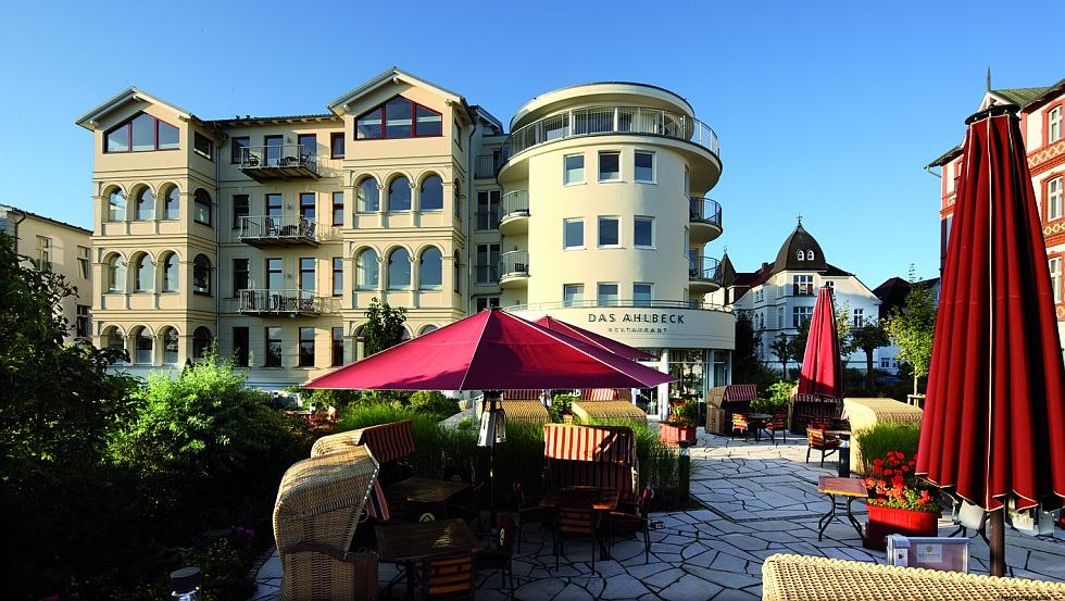 DAS AHLBECK HOTEL & SPA położony jest bezpośrednio przy najdłuższej promenadzie w Europie, tuż za Ostseedüne. // © www.berge.at DAS AHLBECK HOTEL & SPA położony jest bezpośrednio przy najdłuższej promenadzie w Europie, tuż za Ostseedüne. // © www.berge.at
