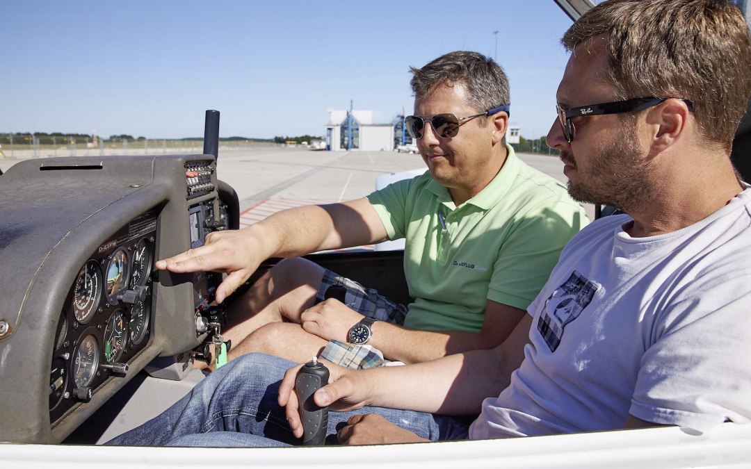 Instruktor i uczeń-pilot w kokpicie podczas szkolenia, © ostseeflug.com