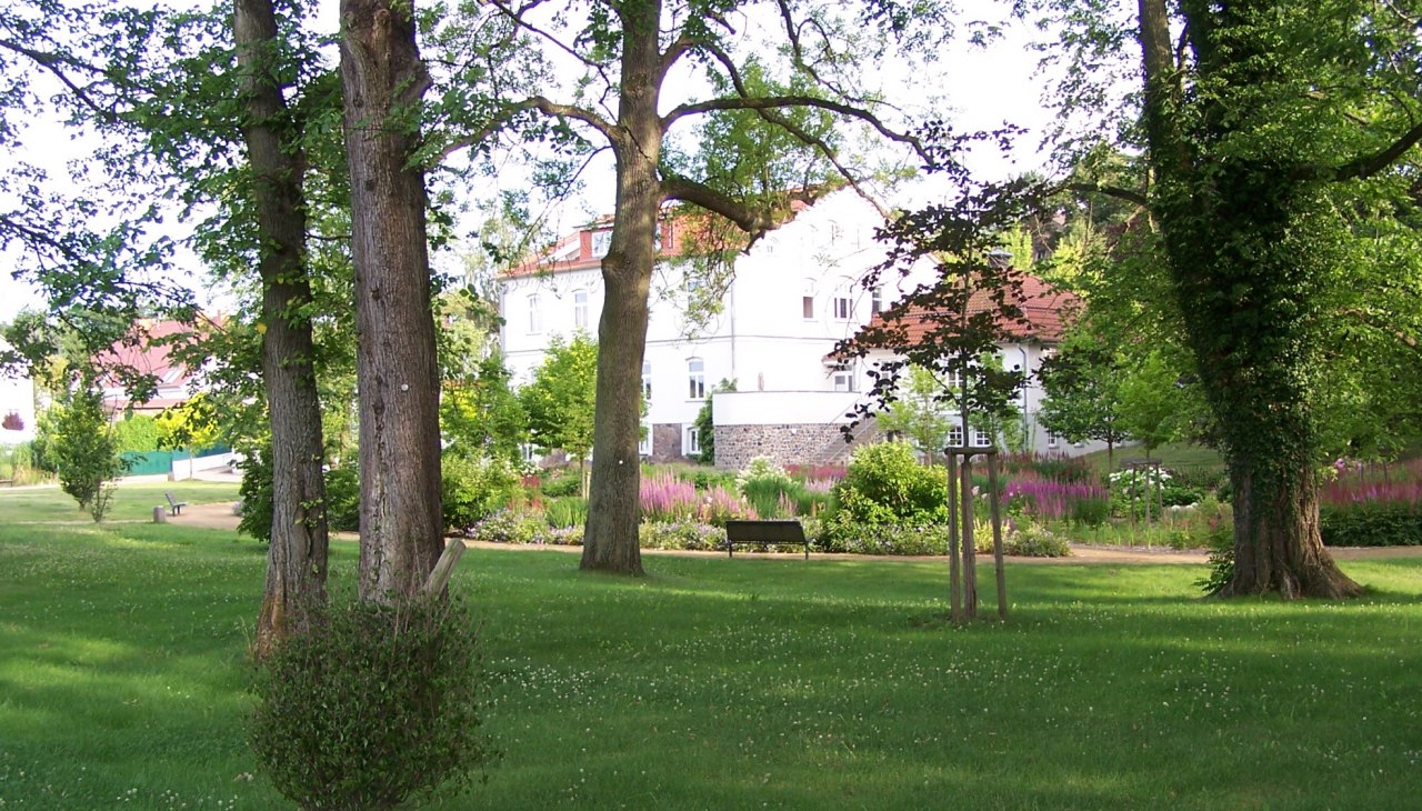 Het park ligt direct aan de achterkant van het Haus des Gastes, © Kurverwaltung Feldberger Seenlandschaft