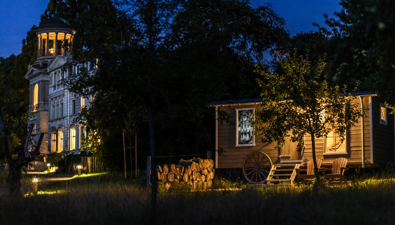 Warmth of heart on two wheels: the sauna trolley for blissful hot moments of bliss, &copy; Schloss Kaarz / Stefan von Stengel