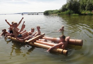 Vlotbouwen met meerproeven en zwemmen in het Kummerowermeer, © Kinder- und Jugendhotel Verchen