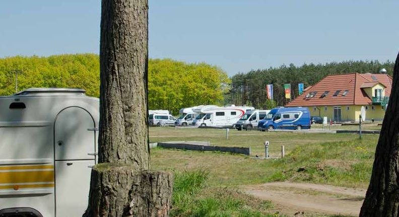 Ruime parkeerplaatsen tot 130m² // © Campingpark Kamerun Ruime parkeerplaatsen tot 130m² // © Campingpark Kamerun
