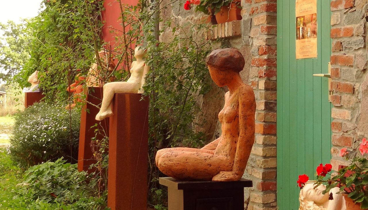 Rzeźby przy wejściu zapraszają do środka, © Christine Radecke Rzeźby przy wejściu zapraszają do środka, © Christine Radecke