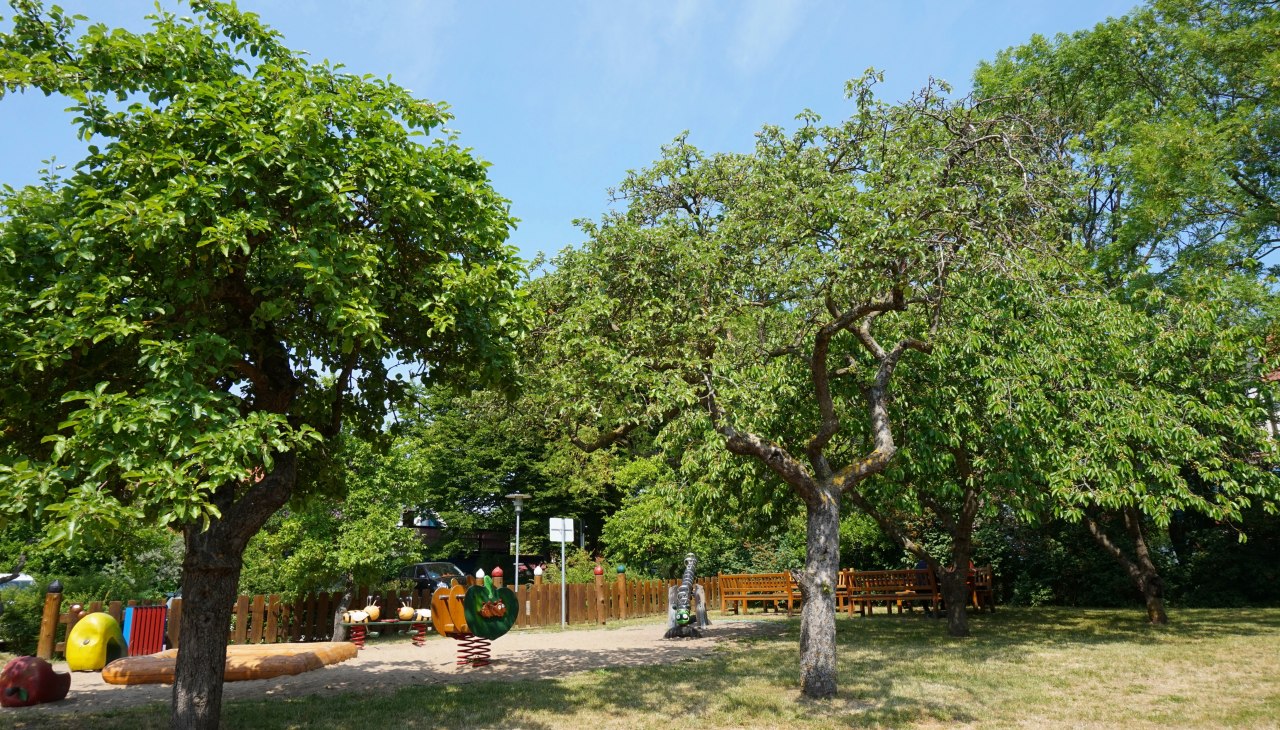 Orchard with playground behind the Haus des Gastes, © Cindy Wohlrab / KVW Wustrow