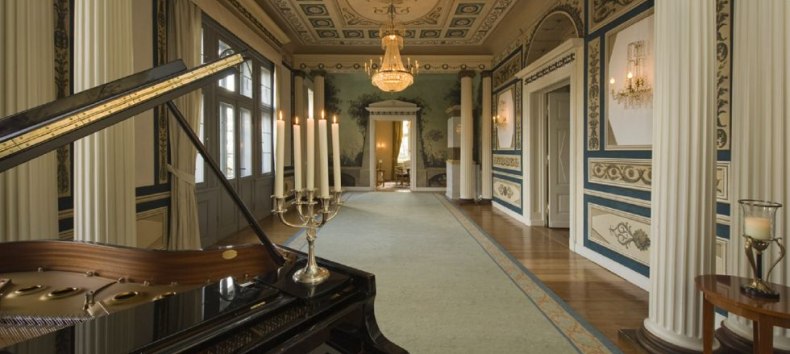 Der Schinkel-Saal überwältigt mit einer hochherrschaftlichen Ausstattung feinster, handbemalter Tapisserien und funkelnder Kronleuchter // © Schlosshotel Burg Schlitz/Petra Stüning Photografie Der Schinkel-Saal überwältigt mit einer hochherrschaftlichen Ausstattung feinster, handbemalter Tapisserien und funkelnder Kronleuchter // © Schlosshotel Burg Schlitz/Petra Stüning Photografie