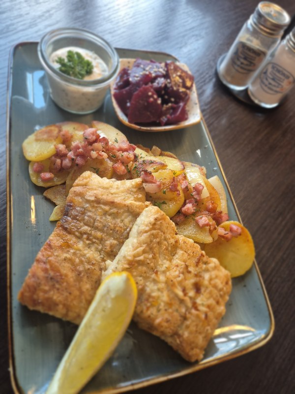 Gebakken wilde zalm met gebakken aardappelen bij Schönis Fischwaren & Seemannskost in Bergen op Rügen // © Schönis Fischwaren & Seemannskost Gebakken wilde zalm met gebakken aardappelen bij Schönis Fischwaren & Seemannskost in Bergen op Rügen // © Schönis Fischwaren & Seemannskost