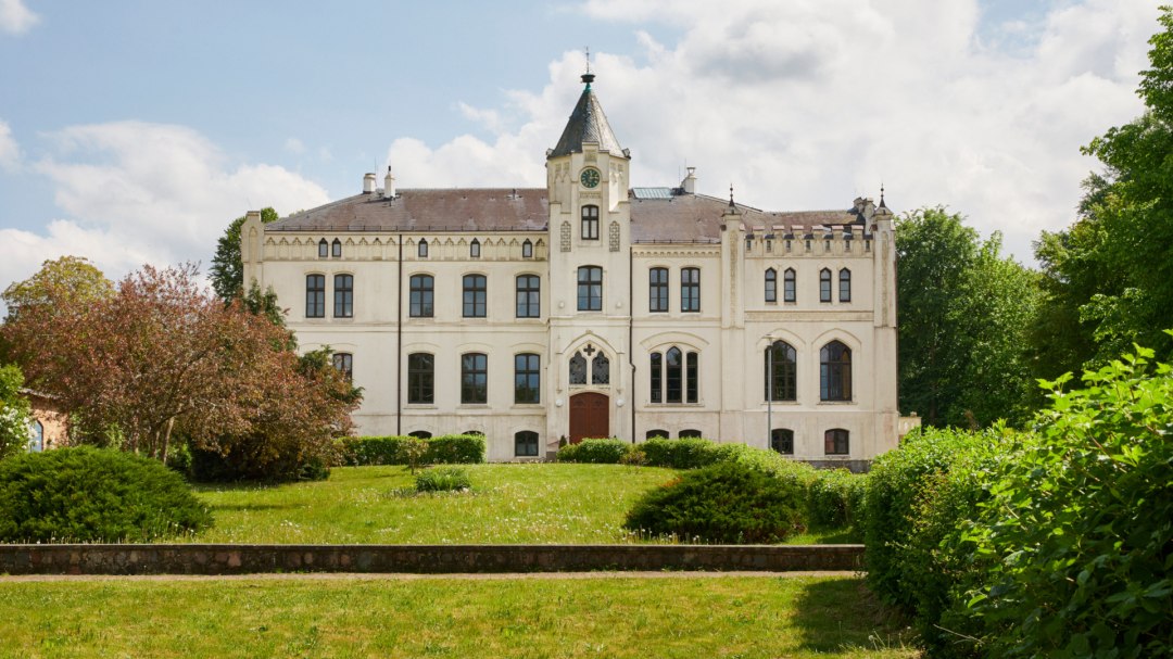 Viecheln manor house, built in 1869 in the neo-Gothic Thurdor style, © Till Kleine-Möller