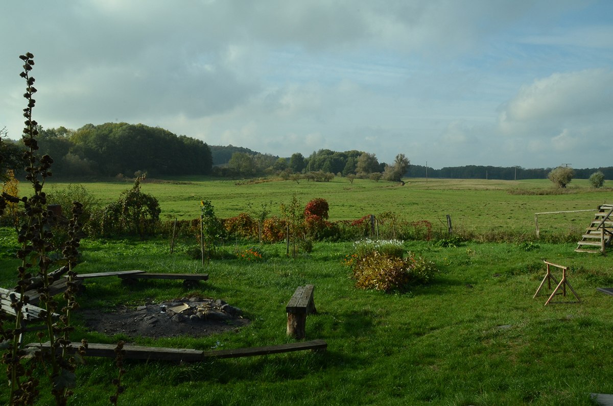 Uitzicht op de tuin en schapenweide // &copy; Martina Zienert