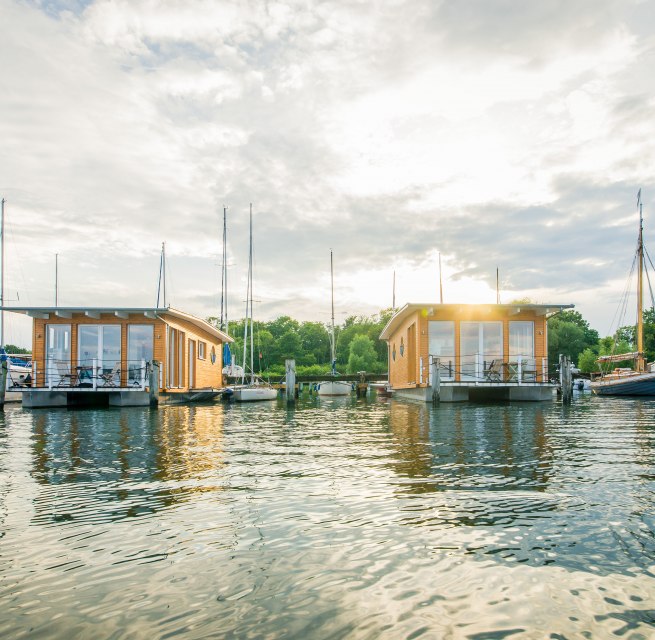 Woonboten in de natuurlijke haven van Krummin // &copy; Naturhafen-Krummin GmbH
