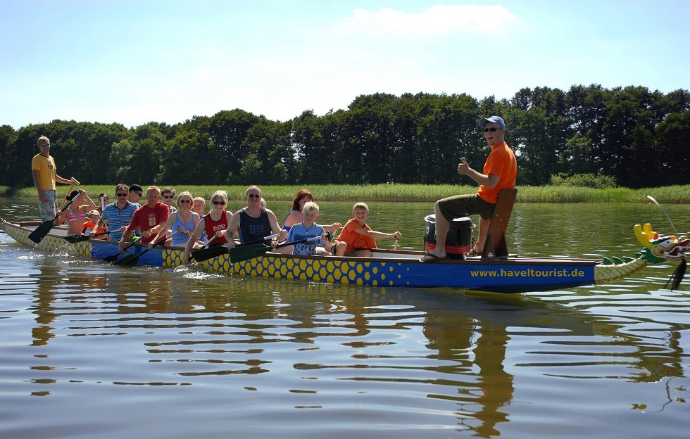 A tour with the dragon boat is a highlight - not only for school classes and for company outings., &copy; Haveltourist GmbH & Co. KG