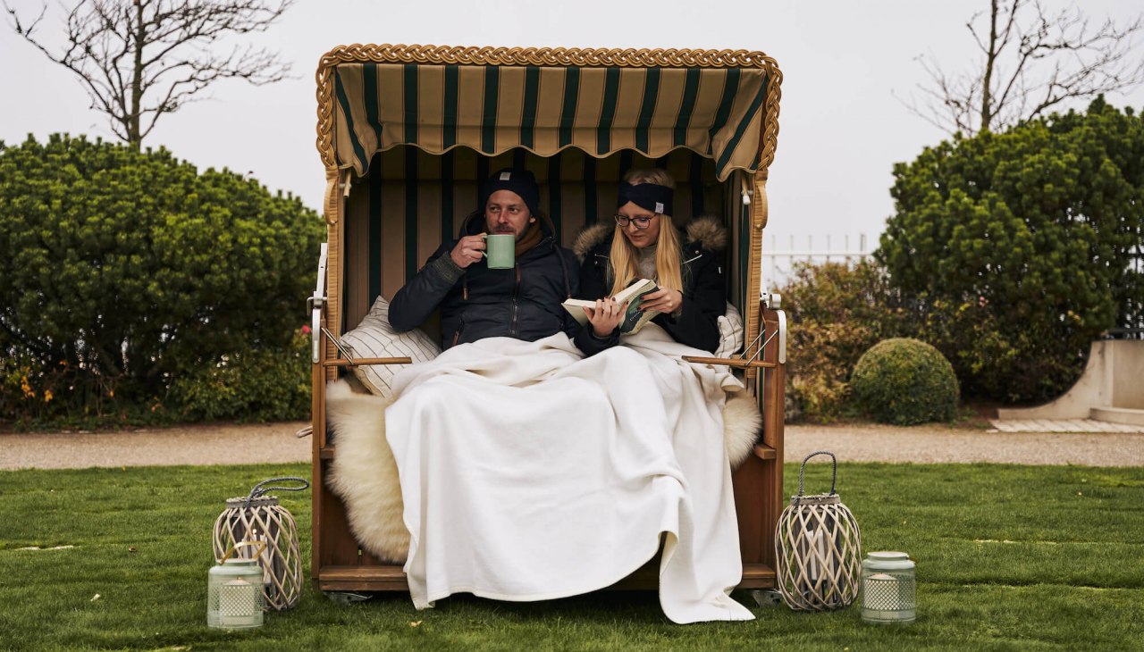 paar-im-strandkorb-fell-garten-kerzen-frontal-ostseehotel-kuehlungsborn, © Arne Nagel