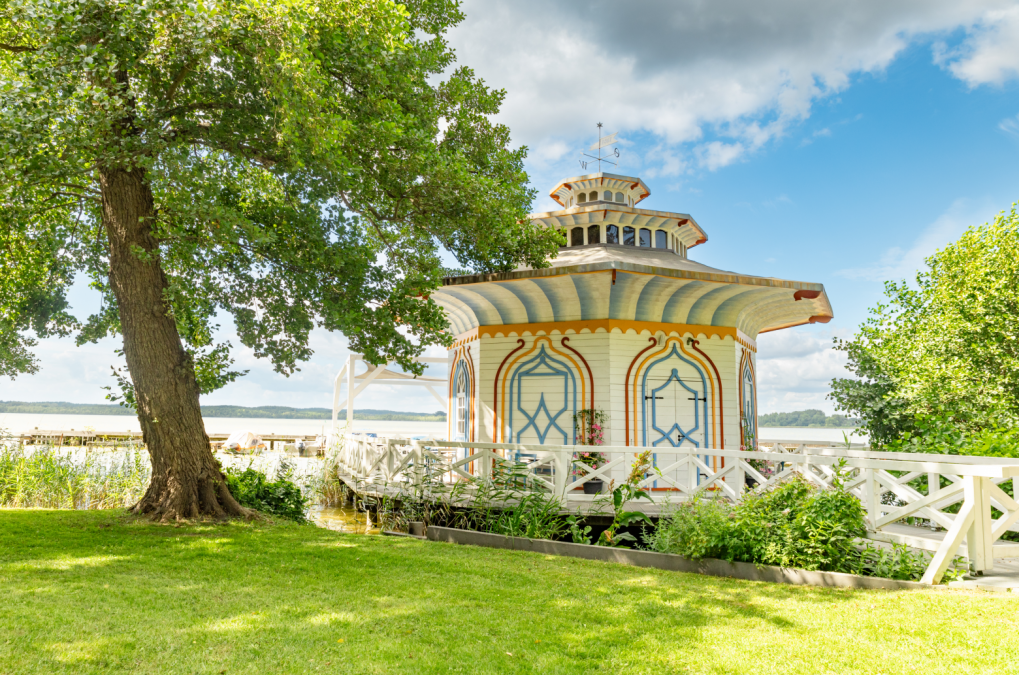 2025-02-19 10_18_05-Wäschespülhäuschen Neustrelitz .jpg - IrfanView (Zoom_ 1569 x 1046), © Stadt Neustrelitz/ Rebekka Hedtke
