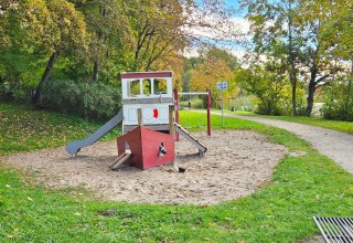 Play equipment at the Bananenweg playground by Frankenteich // © Kredl Play equipment at the Bananenweg playground by Frankenteich // © Kredl