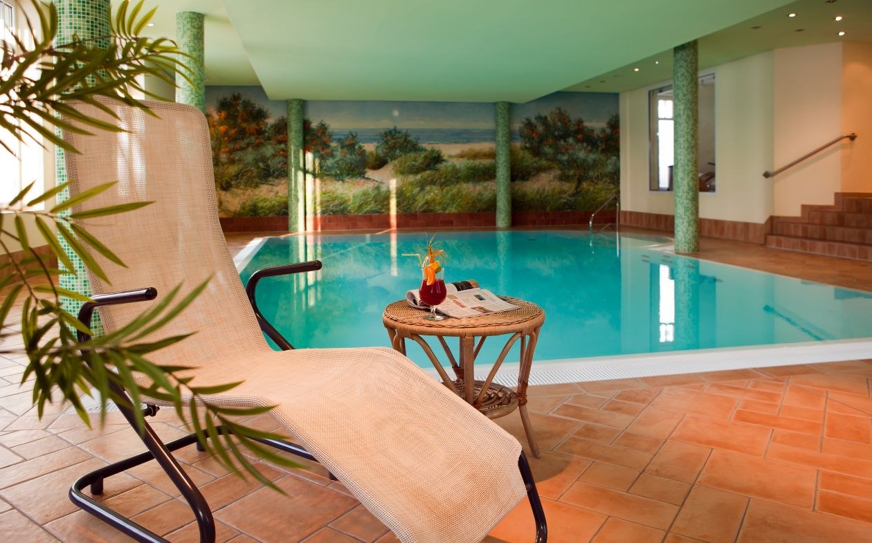 Zwembad van het Am Weststrand Aparthotel K&uuml;hlungsborn, &copy; Am Weststrand Aparthotel K&uuml;hlungsborn