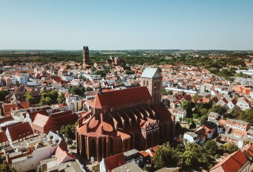 Widok z lotu ptaka na hanzeatyckie miasto Wismar z kościołem św. // © MV-T/Friedrich Widok z lotu ptaka na hanzeatyckie miasto Wismar z kościołem św. // © MV-T/Friedrich