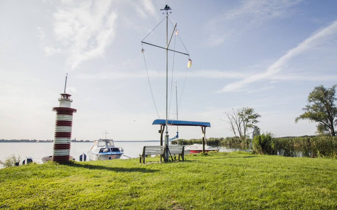 Comfortabel zittend aan de kleine steiger met uitzicht over de lagune naar Neuwarp (Polen), © Philipp Schulz