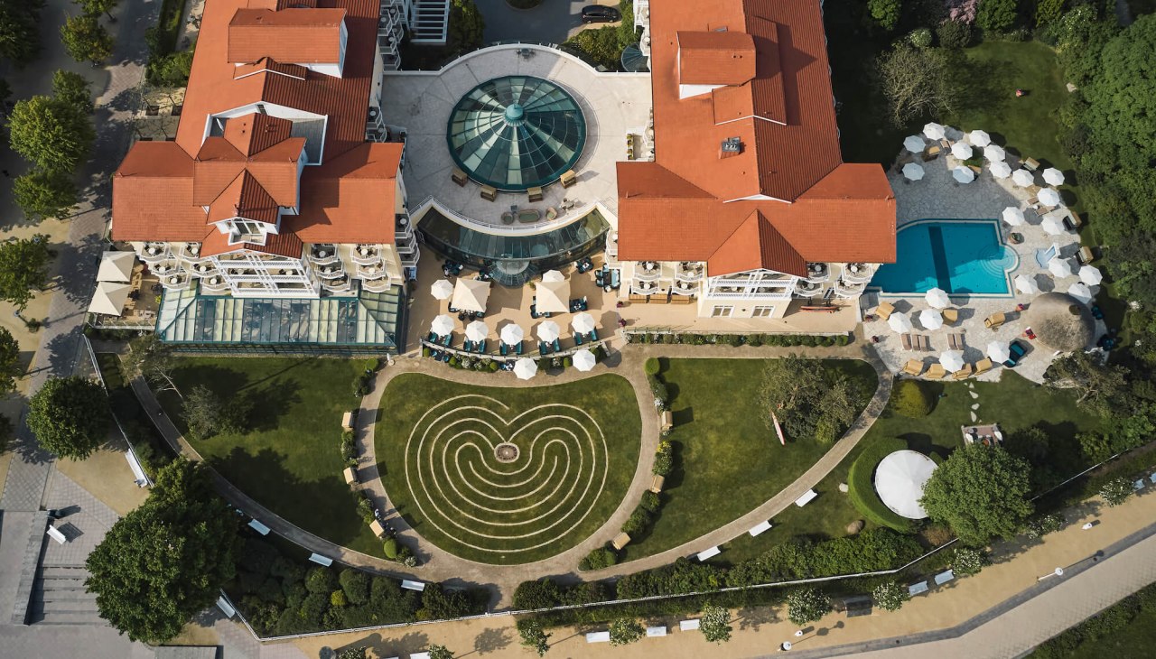 Widok na Ostseehotel K&uuml;hlungsborn z g&oacute;ry, &copy; Arne Nagel