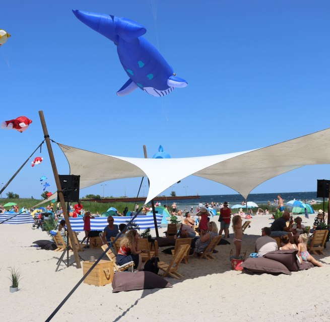 Colorful kites in the sky, beach lounge with a view of the Baltic Sea, &copy; Sabine St&ouml;ckmann