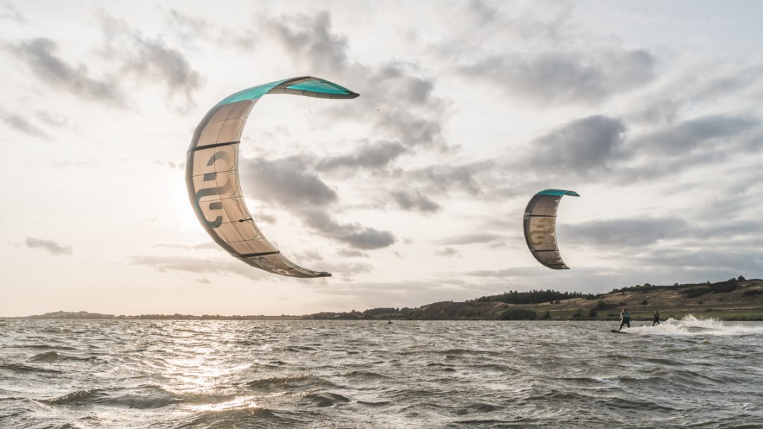 Kitesurfer bij zonsondergang, © ProBoarding Kitesurfer bij zonsondergang, © ProBoarding