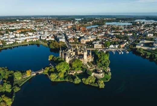 Kasteel Schwerin bij zonsopgang vanuit de lucht