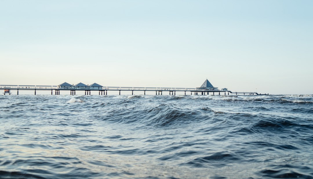 Z plaży widać całą długość molo w Heringsdorfie., © TMV/Gänsicke Z plaży widać całą długość molo w Heringsdorfie., © TMV/Gänsicke