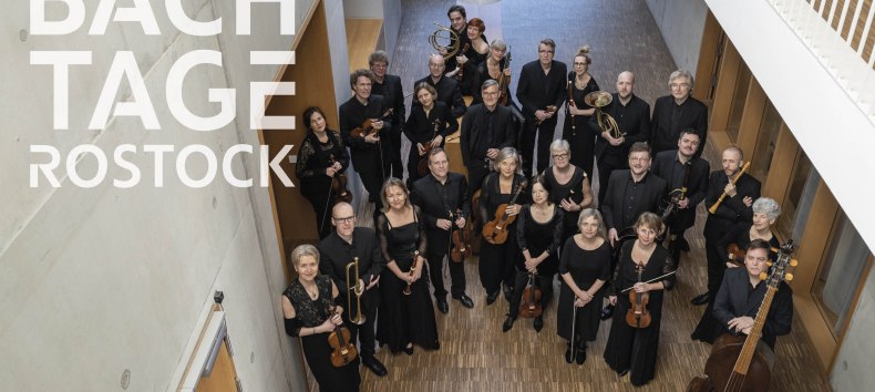 The Freiburg Baroque Orchestra opens the Rostock 2026 Bach Days on 9-10-26 with the Brandenburg Concertos // © Britt Schilling The Freiburg Baroque Orchestra opens the Rostock 2026 Bach Days on 9-10-26 with the Brandenburg Concertos // © Britt Schilling