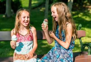 Children enjoy an ice cream on the Island of Usedom // &copy; TMV/Tiemann