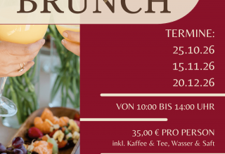 Hands hold glasses of juice over a bowl of fruit. Details about the Sunday brunch at Golfpark Strelasund // &copy; Golfpark Strelasund
