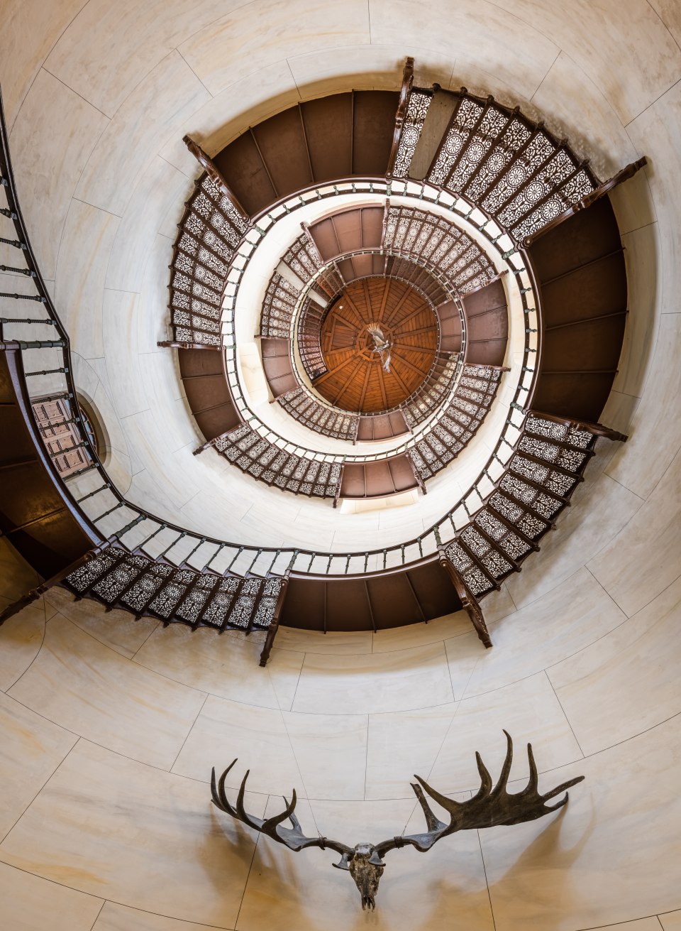 Zicht van beneden naar boven in het midden van de wenteltrap in Kasteel Granitz // Een architectonisch meesterwerk: de vrij zwevende trap in de middelste toren. // © MV-T/Tiemann Zicht van beneden naar boven in het midden van de wenteltrap in Kasteel Granitz