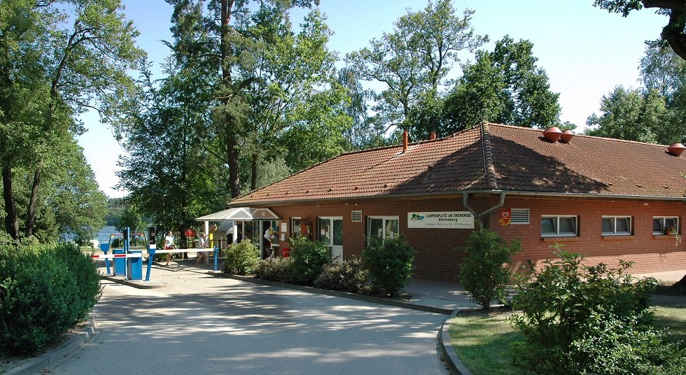 Witamy w Drewensee! W budynku recepcji znajduje się również mały sklep i zaplecze sanitarne. // © Haveltourist Witamy w Drewensee! W budynku recepcji znajduje się również mały sklep i zaplecze sanitarne. // © Haveltourist