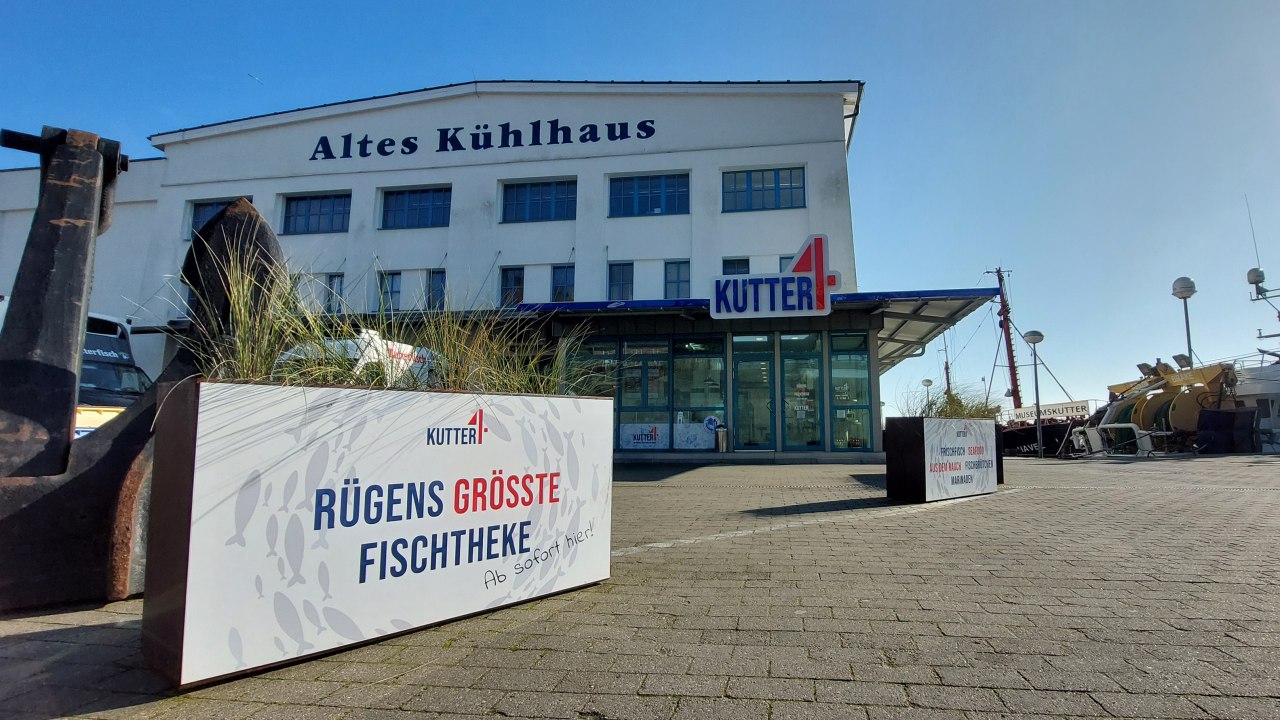 Kutter 4 - In het oude koelhuis, direct aan de kade van de stadshaven van Sassnitz // © Kutter- und Küstenfisch Rügen GmbH Kutter 4 - In het oude koelhuis, direct aan de kade van de stadshaven van Sassnitz // © Kutter- und Küstenfisch Rügen GmbH