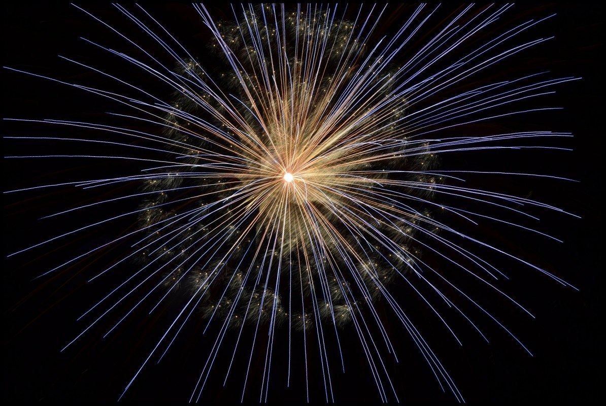&copy; fireworks-102971_1920