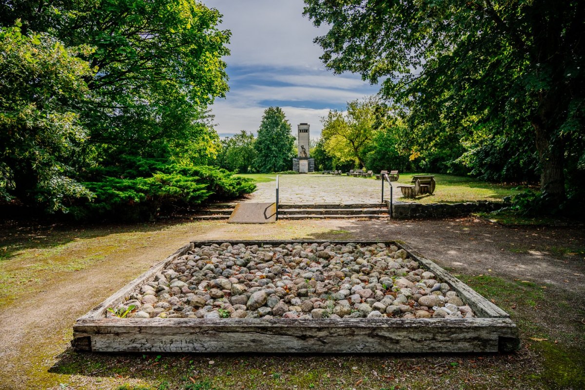 Stone field at the F&uuml;nfeichen memorial site, &copy; Christian Thiele