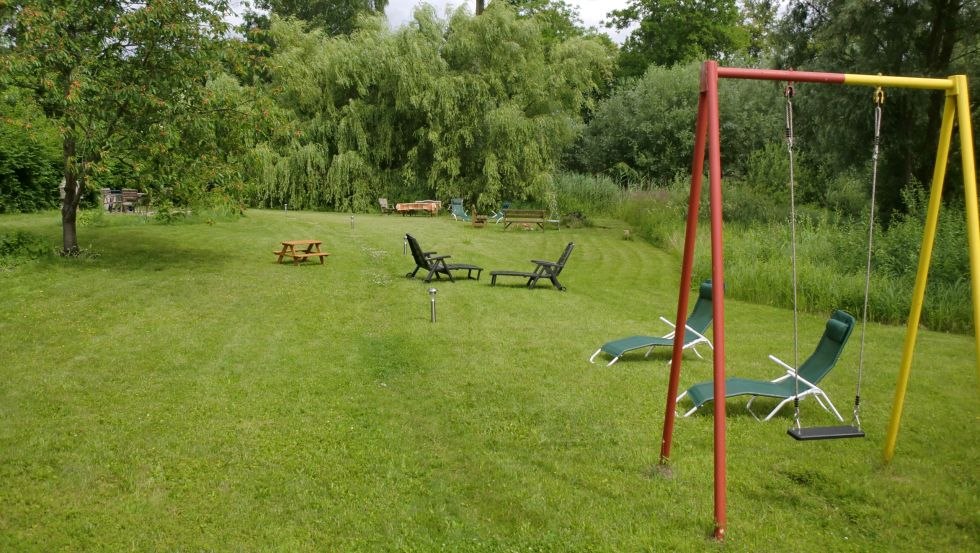 De binnenplaats en de tuin van het oude Amtsverwalterhaus nodigen je uit om te vertoeven en te ontspannen, &copy; Altes Amtsverwalterhaus