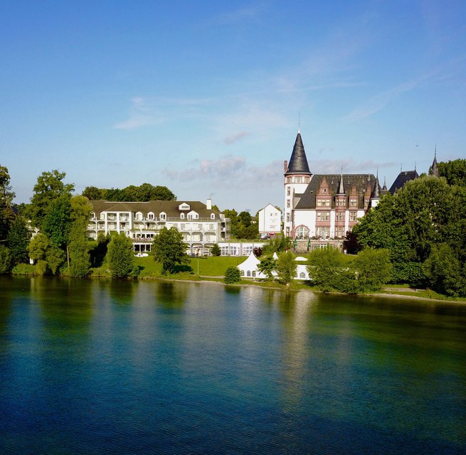 Het Seehotel Schloss Klink ligt direct aan de Müritz // © Seehotel Schloss Klink Het Seehotel Schloss Klink ligt direct aan de Müritz // © Seehotel Schloss Klink