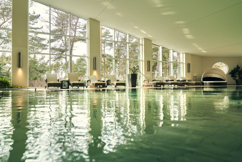 Strefa wellness z basenem i widokiem na wydmy, © Strandhotel Fischland