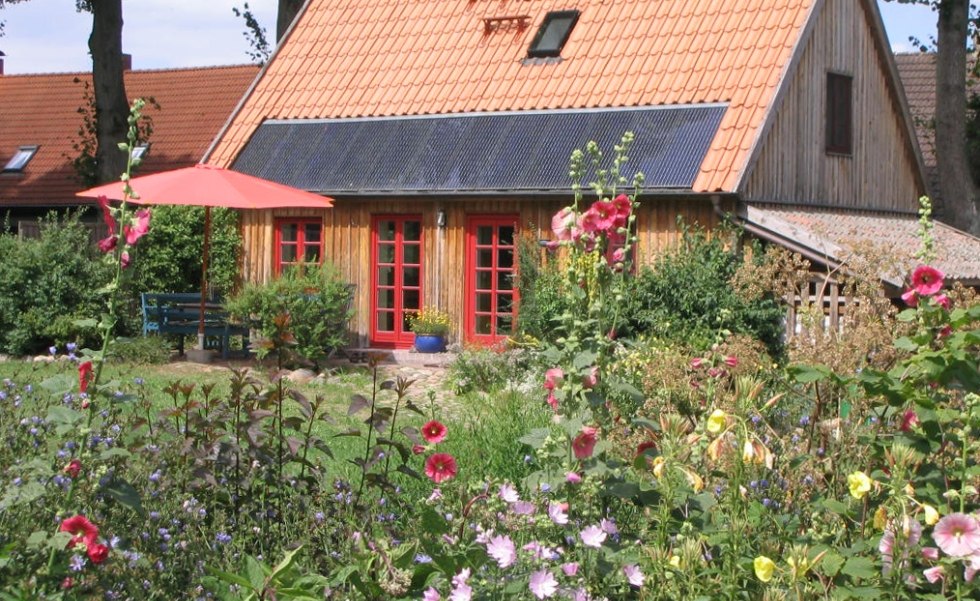 Uitzicht op ons vakantiehuis Rohrdommel vanuit het zuiden (tuinzijde) // © Gerhild Meßner Uitzicht op ons vakantiehuis Rohrdommel vanuit het zuiden (tuinzijde) // © Gerhild Meßner