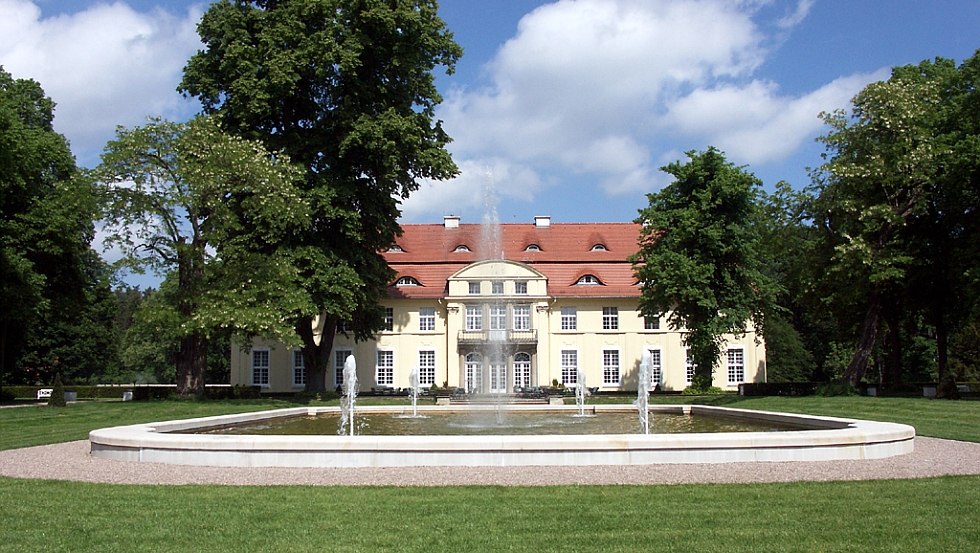 Kasteel Hasenwinkel omringd door fonteinen en historisch kasteelpark, © Schloss Hasenwinkel